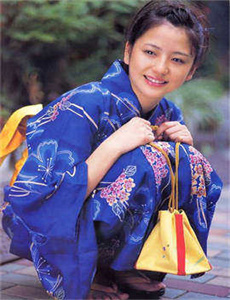 《美女脱去内衣内裤视频》